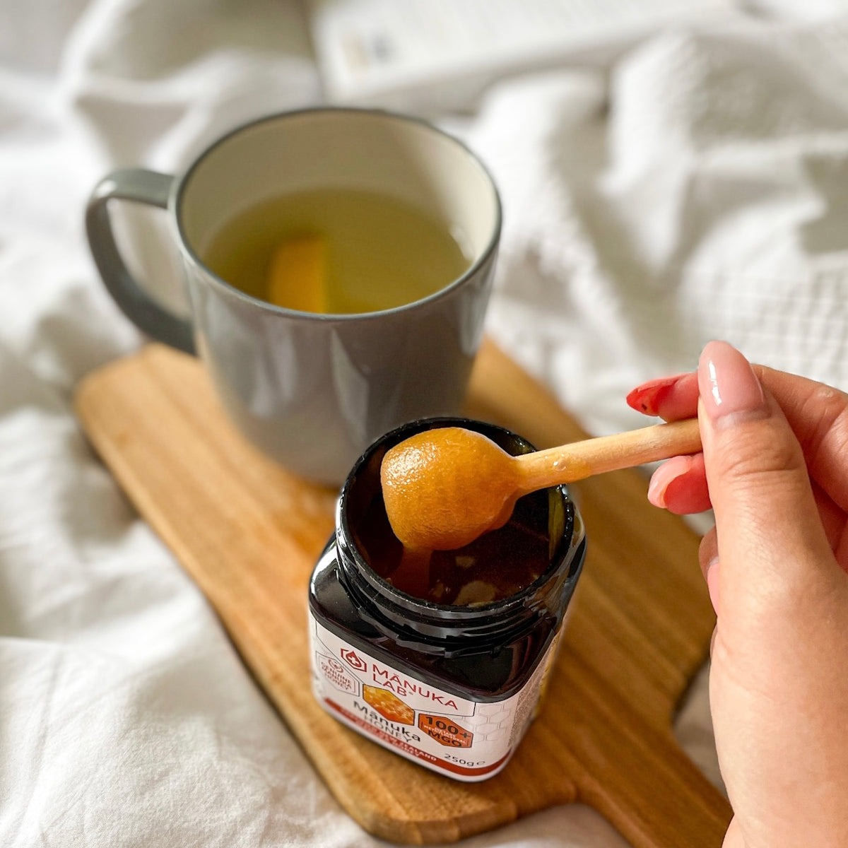 How The Best Mānuka Honey Fights A Cold & Soothes A Sore Throat